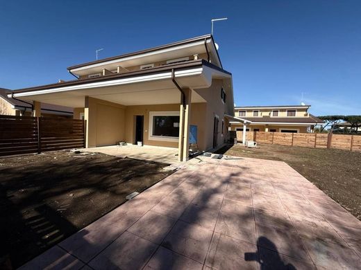 Villa in Ladispoli, Rome