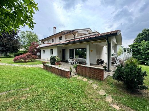 Villa - Cernusco Lombardone, Provincia di Lecco