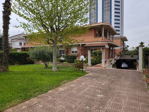 Villa in Latina, Provincia di Latina