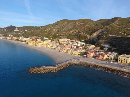 Penthouse Finale Ligure, Savona ilçesinde