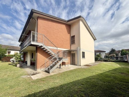 Villa a Binasco, Milano