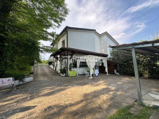 Villa en Lentate sul Seveso, Provincia di Monza e della Brianza