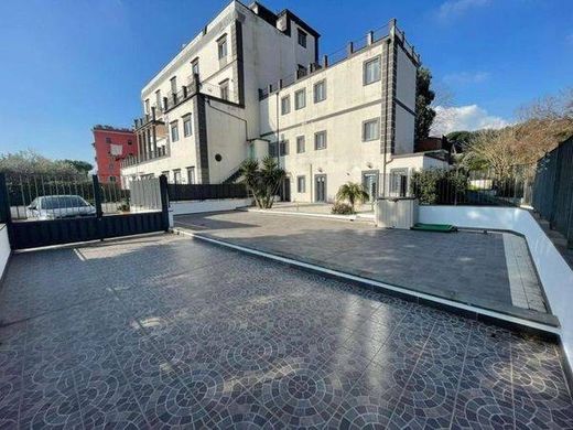 ﺷﻘﺔ ﻓﻲ نابولي, Napoli