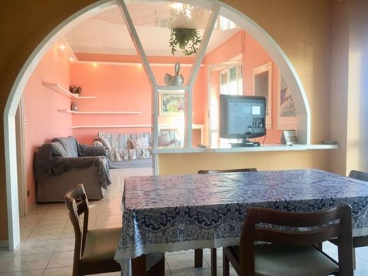 Apartment / Etagenwohnung in Varazze, Provincia di Savona