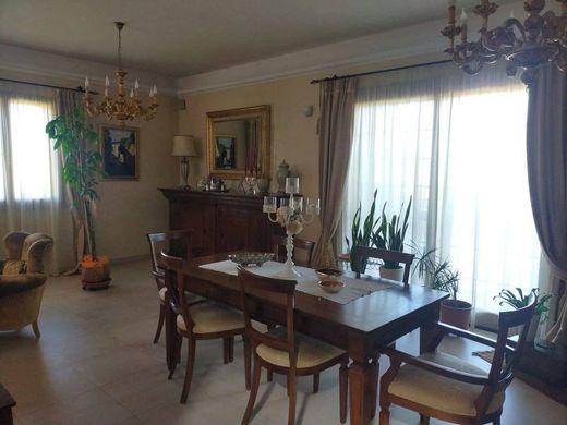 Villa in Oricola, Provincia dell' Aquila