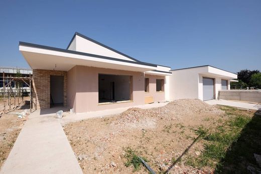 Villa - Pordenone, Friuli Venezia Giulia