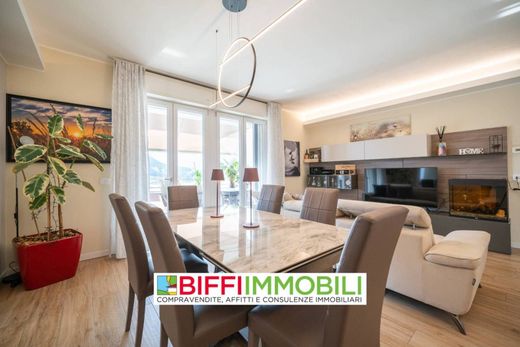 Apartment / Etagenwohnung in Lecco, Provincia di Lecco