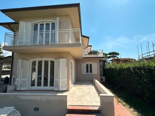 Villa a Forte dei Marmi, Lucca