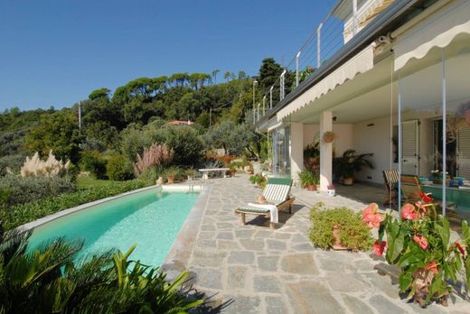 Varazze, Provincia di Savonaのヴィラ