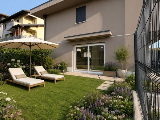 Villa a Lurago d'Erba, Como