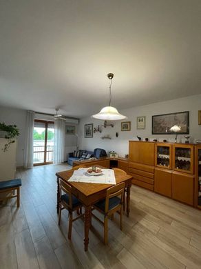 Apartment / Etagenwohnung in Campi Bisenzio, Florenz