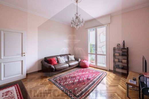 Apartment / Etagenwohnung in Bologna, Emilia-Romagna