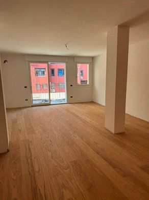 Apartment / Etagenwohnung in Padua, Venetien