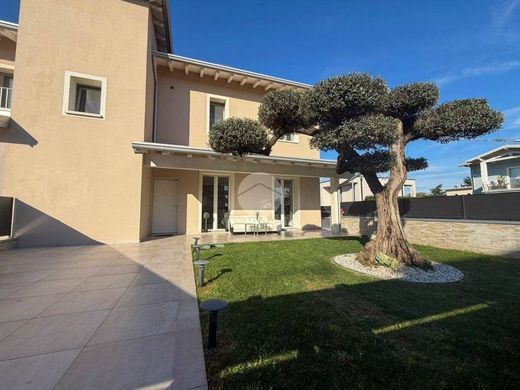 Villa in Montichiari, Provincia di Brescia