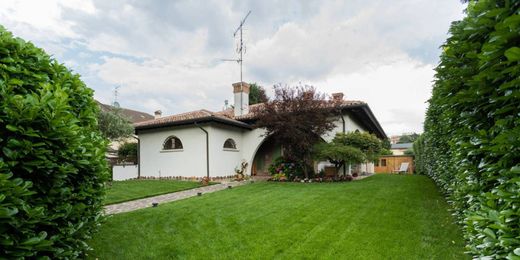 Villa in Vedano al Lambro, Provincia di Monza e della Brianza