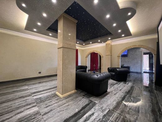 Villa a Pomezia, Roma