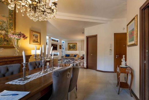 Apartment / Etagenwohnung in Verona, Provincia di Verona