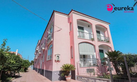 Apartment / Etagenwohnung in Procida, Neapel