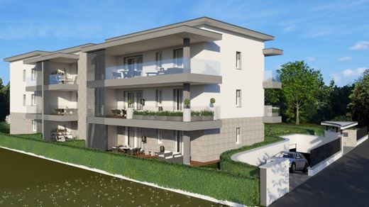 Apartment / Etagenwohnung in Carnate, Provincia di Monza e della Brianza