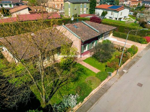 Villa in Curtatone, Mantua