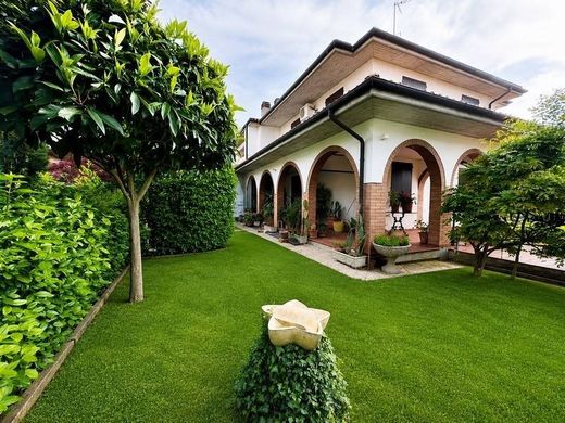 Villa in Castel San Pietro Terme, Bologna