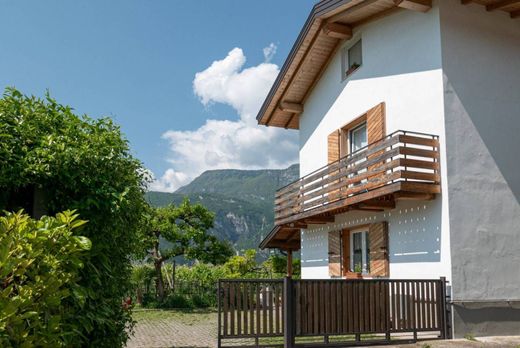 Villa - Mezzocorona, Provincia autonoma di Trento