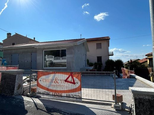 Villa a Muggia, Trieste