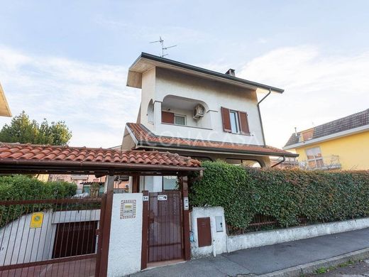 빌라 / Brugherio, Provincia di Monza e della Brianza