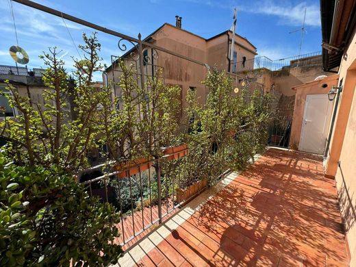 Penthouse Orbetello, Grosseto ilçesinde