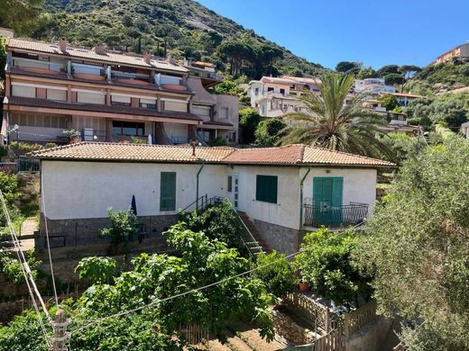 Villa Isola del Giglio, Grosseto ilçesinde