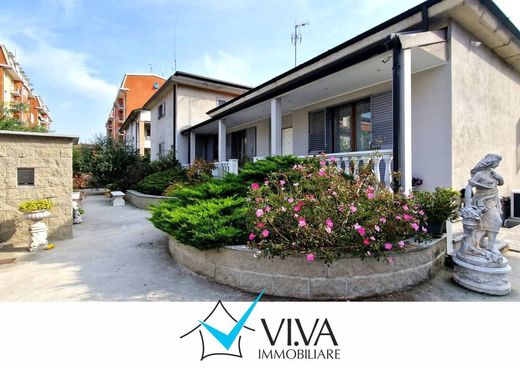 Villa in Limbiate, Provincia di Monza e della Brianza