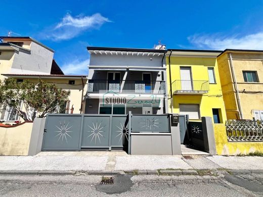 Maison de luxe à Viareggio, Lucques