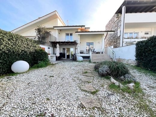 Villetta a Schiera a Fiumicino, Roma