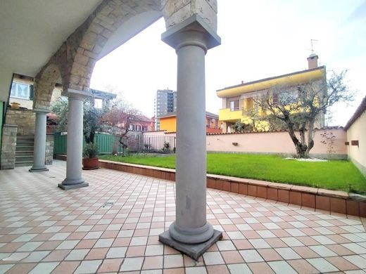 Вилла, Sesto San Giovanni, Милан