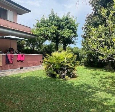 Villa in Massa, Provincia di Massa-Carrara