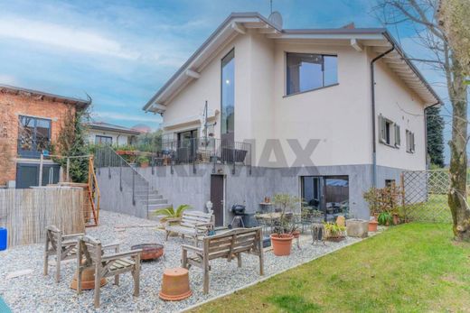 Monvalle, Provincia di Vareseのヴィラ