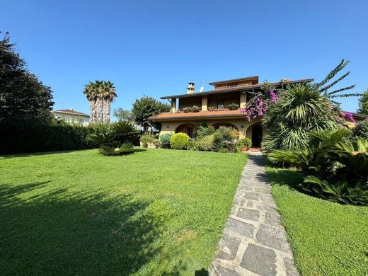 Forte dei Marmi, Provincia di Luccaのヴィラ