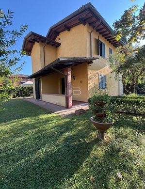 Villa Forte dei Marmi, Lucca ilçesinde