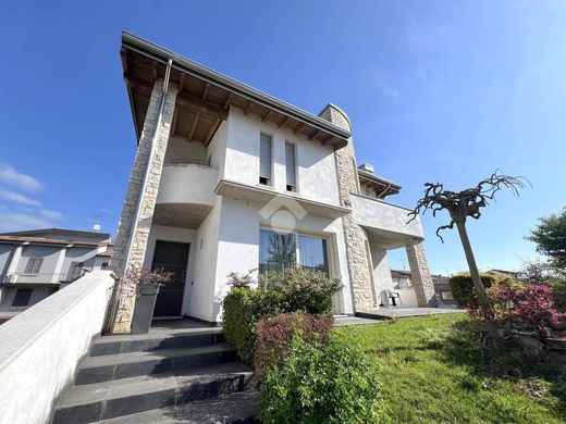 Villa in Asola, Province of Mantua