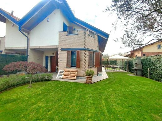 Villa in Cogliate, Province of Monza and Brianza