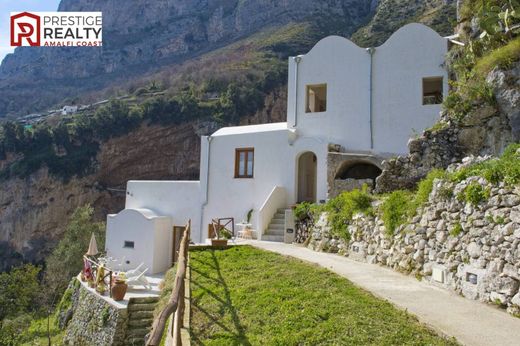 Villa Amalfi, Salerno ilçesinde