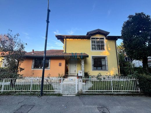 빌라 / Segrate, Città metropolitana di Milano