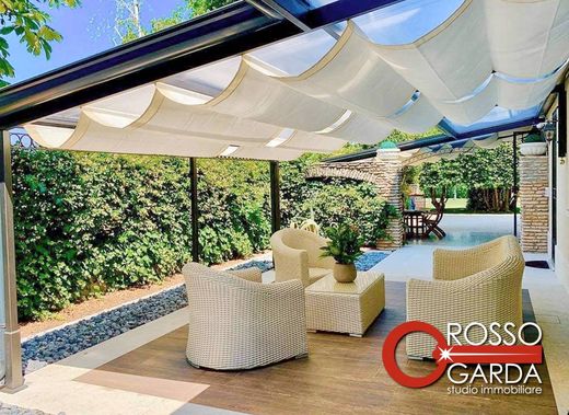 Villa a Desenzano del Garda, Brescia