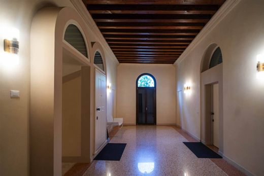 Apartment / Etagenwohnung in Mirano, Venedig