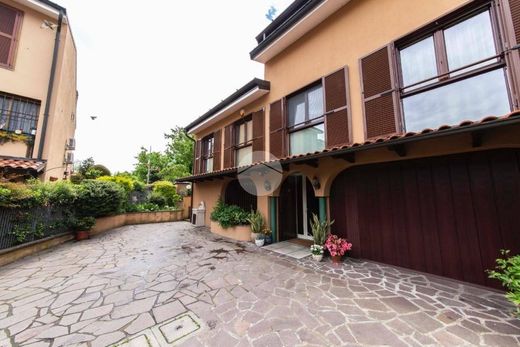 Villa in Rozzano, Milan