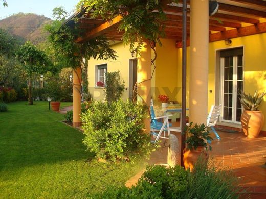 Villa Montignoso, Massa-Carrara ilçesinde