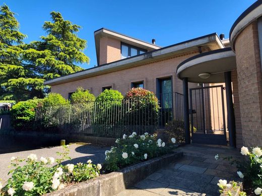 Villa in Gallarate, Provincia di Varese
