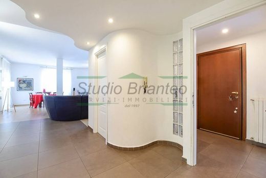 Villa à Besana in Brianza, Provincia di Monza e della Brianza