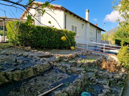 Villa a Cisano sul Neva, Savona