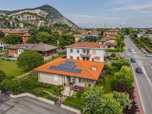 빌라 / Rezzato, Provincia di Brescia